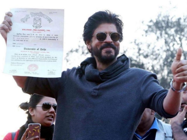 Shah Rukh Khan Collects Degree From Hansraj College, 28 Years Late