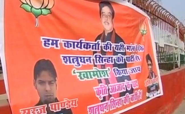 पटना में लगे पोस्टर : बिहारी बाबू को "खामोश" करो...