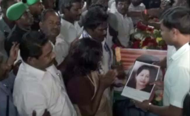 At Siachen Martyr's Funeral, Minister Displays Jayalalithaa's Photo On Coffin