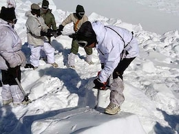 सियाचिन में 'चमत्कार' की ख़बर सुनकर भर आईं जनरल साहब की आंखें... सियाचिन में 'चमत्कार' की ख़बर सुनकर भर आईं जनरल साहब की आंखें...