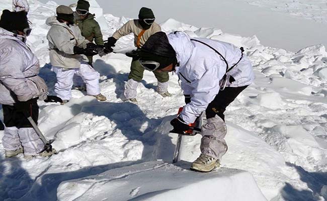 Seeking Only Bodies on Indian Glacier, Soldiers Find Survivor