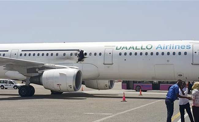 सोमालियाई विमान में धमाके के बाद हुआ छेद, पायलट ने सुरक्षित उतारा