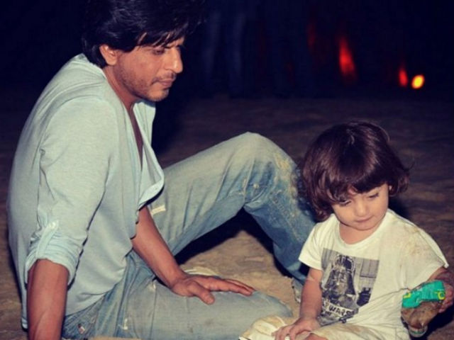 Shah Rukh And AbRam on <I>Raees</i> Sets in Gujarat. This Pic is Super Cute