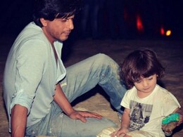 Shah Rukh And AbRam on <I>Raees</i> Sets in Gujarat. This Pic is Super Cute Shah Rukh And AbRam on <I>Raees</i> Sets in Gujarat. This Pic is Super Cute