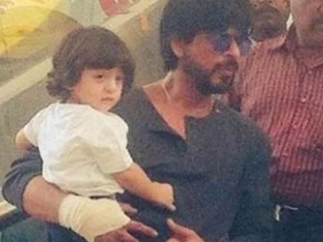 Shah Rukh Khan and AbRam Mobbed at Bhuj Airport. See Footage