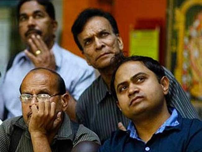 सेंसेक्स में साल की एक दिन की बड़ी गिरावट, राजकोषीय घाटा बढ़ने के डर से 453 अंक लुढ़का