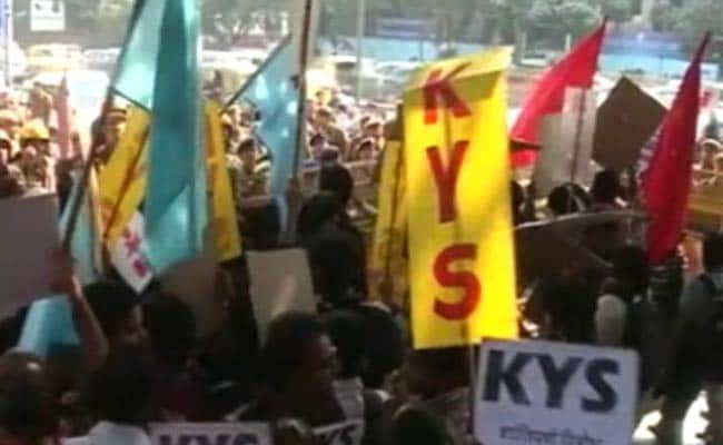 छात्रों पर लाठीचार्ज : दिल्ली पुलिस के खिलाफ जेएनयू और AISA के छात्रों का प्रदर्शन