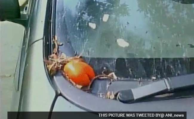 कानपुर : सुब्रमण्यम स्वामी के काफिले पर अंडे, टमाटर और कूड़ा फेंका गया