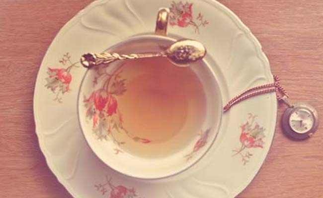 चाय पीना हो गई पुरानी बात, अब चाय चबाकर खुद को करें तरोताजा...