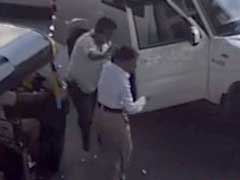 ठाणे : गाड़ी चालाते हुए मोबाइल पर बात करने से रोका तो सरेआम महिला पुलिसकर्मी को पीटा