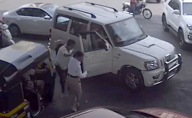 ठाणे : गाड़ी चालाते हुए मोबाइल पर बात करने से रोका तो सरेआम महिला पुलिसकर्मी को पीटा ठाणे : गाड़ी चालाते हुए मोबाइल पर बात करने से रोका तो सरेआम महिला पुलिसकर्मी को पीटा