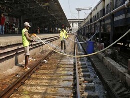 रेल बजट : 'क्लीन माई कोच' सेवा... एक SMS पर होगी डिब्बे की सफाई रेल बजट : 'क्लीन माई कोच' सेवा... एक SMS पर होगी डिब्बे की सफाई