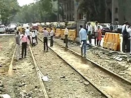 मुंबई में सड़क की खुदाई में मिली ट्राम की पटरी, लोगों को पुराने दिन याद आये मुंबई में सड़क की खुदाई में मिली ट्राम की पटरी, लोगों को पुराने दिन याद आये