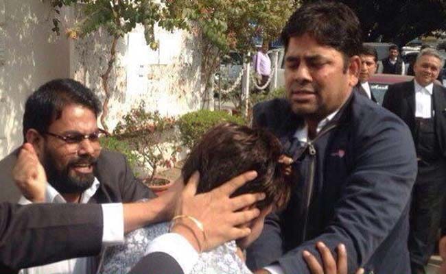 Lawyer Yashpal Singh Who Attacked Journalists At JNU Hearing Arrested, Gets Bail