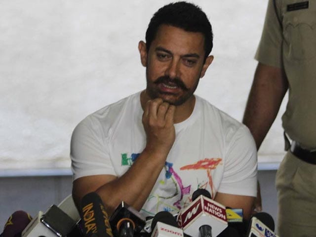 सनी लियोनी के साथ कोई फिल्म साइन नही की है : आमिर खान