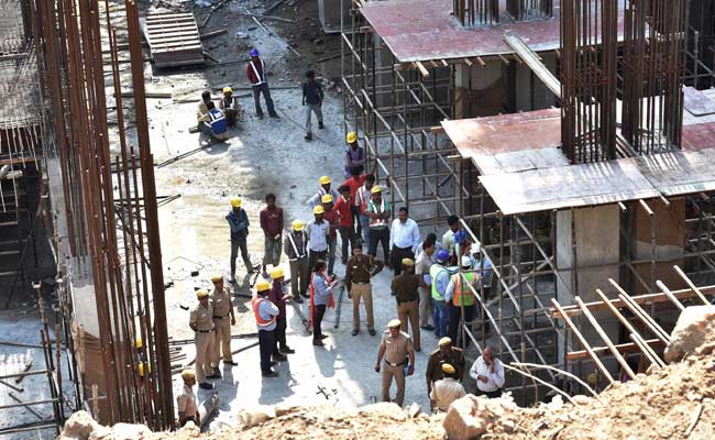 दिल्ली : नरेला में निर्माणधीन भवन की 13 वीं मंजिल से लिफ्ट गिरी, 12 मजदूर घायल