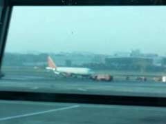 मुंबई में एयर इंडिया के विमान की आपात लैंडिंग, स्लाइड के जरिये उतारे गए लोग