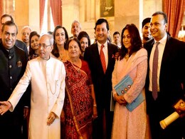 पद्म पुरस्कार समारोह में आपस में बेहद प्रेम से मिले अंबानी बंधु पद्म पुरस्कार समारोह में आपस में बेहद प्रेम से मिले अंबानी बंधु