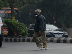दिल्ली की सड़कों पर बेफिक्र घूम रहे हैं अमिताभ बच्चन, लेकिन कोई पहचान नहीं पाता