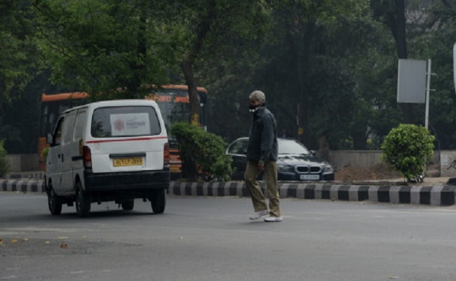 दिल्ली की सड़कों पर बेफिक्र घूम रहे हैं अमिताभ बच्चन, लेकिन कोई पहचान नहीं पाता