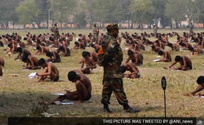 बिहार के मुजफ्फरपुर में नंगे बदन परीक्षा, रक्षामंत्री पर्रिकर ने सेना प्रमुख से मांगा जवाब