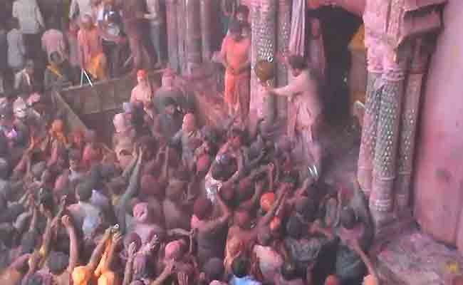 ब्रज की होली: ठाकुर बांके बिहारी जी इस बार सोने के हिंडोले में बैठ कर खेलेंगे होली