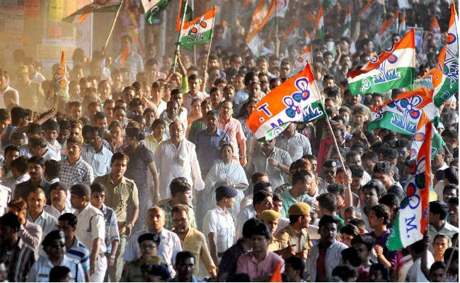 पश्चिम बंगाल : चुनाव से पहले TMC पर 'स्टिंग' की मार, वीडियो में 'घूस' लेते दिखे कई पार्टी नेता