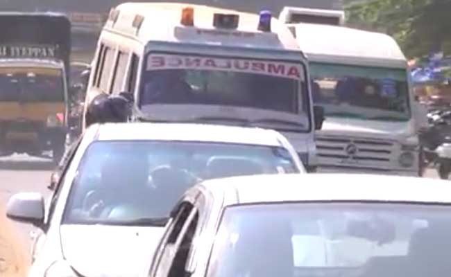 बेंगलुरु : विधायक ने किया शिलान्यास, एम्बुलेंस फंसी रही ट्रैफिक जाम में