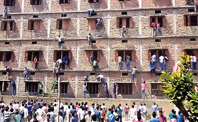 बिहार में नकल रोकने के लिए कड़ी सुरक्षा के बीच 10वीं की परीक्षा शुरू