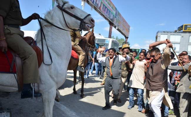 देहरादून : प्रदर्शन के दौरान बीजेपी विधायक ने लाठियां बरसा कर बेजुबान घोड़े की टांग तोड़ी