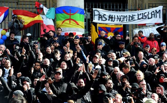 Police Fire Water Cannon At Far-Right Hooligans At Brussels Shrine