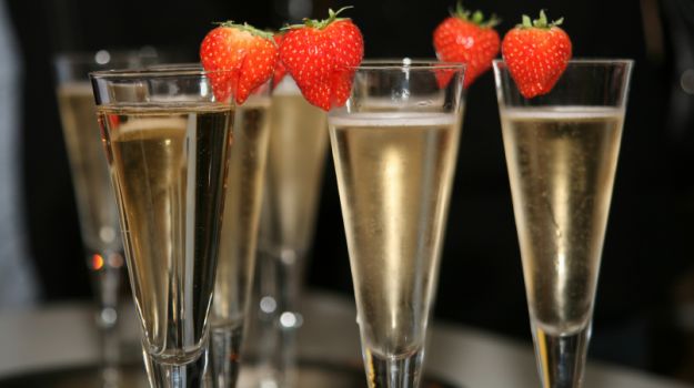 6 Brilliant Champagne Cocktails Recipes to Step It Up a Notch