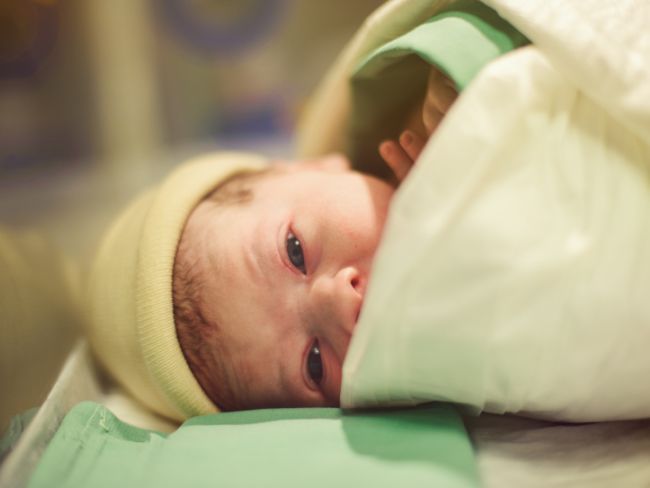 अमेरिका में 60 साल की महिला पहली बार बनी मां, जुड़वां बच्चों को जन्म दिया