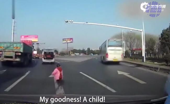 The Terrifying Moment Kid Falls Out of a Van Onto a Highway in China