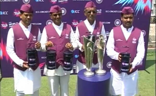 आईसीसी टी-20 वर्ल्ड कप : मुंबई के मशहूर डब्बावाले बने साझीदार, दुनिया की सैर करके लौटी ट्रॉफी आईसीसी टी-20 वर्ल्ड कप : मुंबई के मशहूर डब्बावाले बने साझीदार, दुनिया की सैर करके लौटी ट्रॉफी