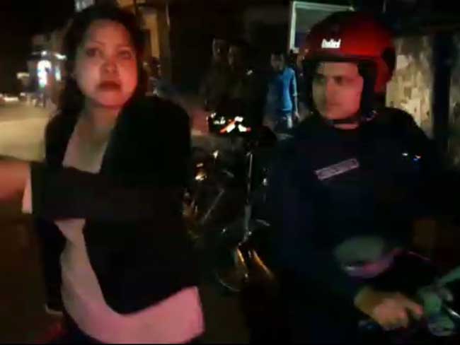 देहरादून : जुर्माना वसूलने के नाम पर महिला के साथ पुलिस की बदसलूकी