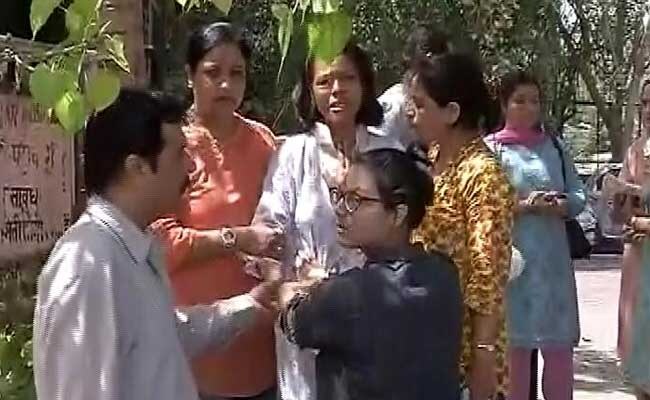 दिल्ली की मॉडल फंदे से लटकी मिलीं, एक माह पहले ही हुई थी शादी, पति गिरफ्तार दिल्ली की मॉडल फंदे से लटकी मिलीं, एक माह पहले ही हुई थी शादी, पति गिरफ्तार