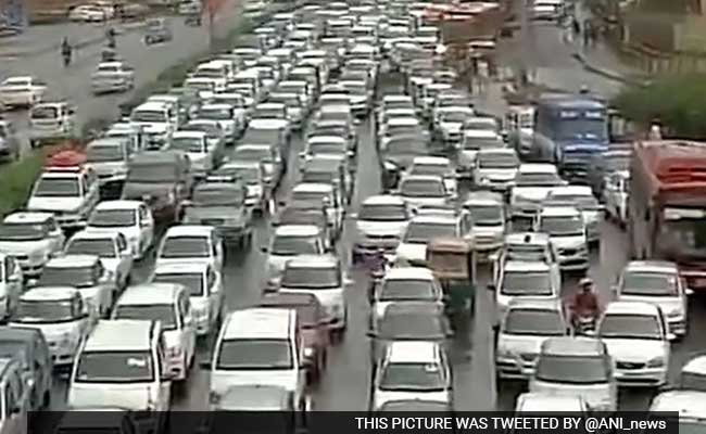Heavy Traffic On Roads Close To Sri Sri Event Venue In Delhi