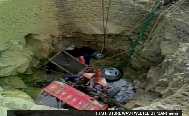 गुजरात : महीसागर जिले में कुएं में गिरा ट्रैक्टर, 10 लोगों की मौत