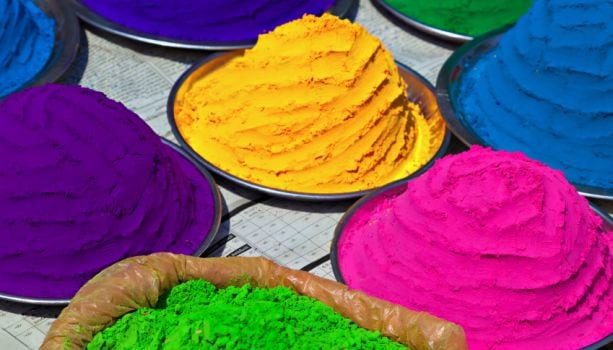 Happy Holi 2017: रंगों से कुछ यूं करें बालों और स्किन की केयर