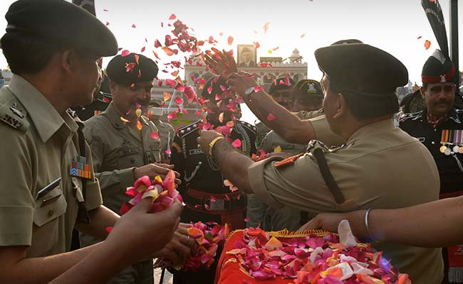 वाघा बॉर्डर पर BSF और पाक रेंजर्स ने खेली फूलों की होली