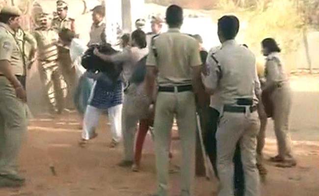 JNUSU अध्यक्ष कन्हैया कुमार हैदराबाद पहुंचे, यूनिवर्सिटी में बाहरी लोगों के प्रवेश पर रोक