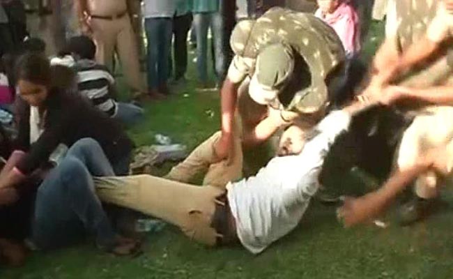 वेमुला केस : हैदराबाद विश्वविद्यालय में छात्रों ने कुलपति को छह घंटों तक बंधक बनाए रखा