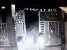 मुंबई : सीसीटीवी में कैद हुई चौकीदार की पिटाई, पांच दिन बाद अस्पताल मे हुई मौत मुंबई : सीसीटीवी में कैद हुई चौकीदार की पिटाई, पांच दिन बाद अस्पताल मे हुई मौत