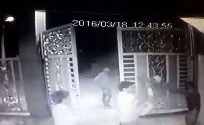 मुंबई : सीसीटीवी में कैद हुई चौकीदार की पिटाई, पांच दिन बाद अस्पताल मे हुई मौत मुंबई : सीसीटीवी में कैद हुई चौकीदार की पिटाई, पांच दिन बाद अस्पताल मे हुई मौत