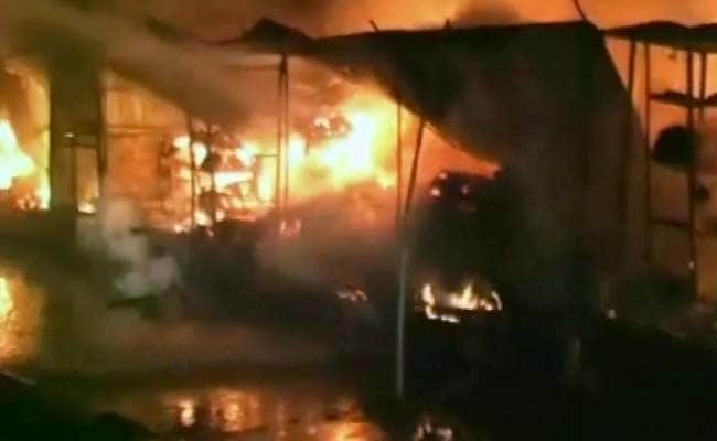 कानपुर में भीषण आग, एक बच्चे की मौत, 100 से ज्यादा दुकानें जलकर खाक