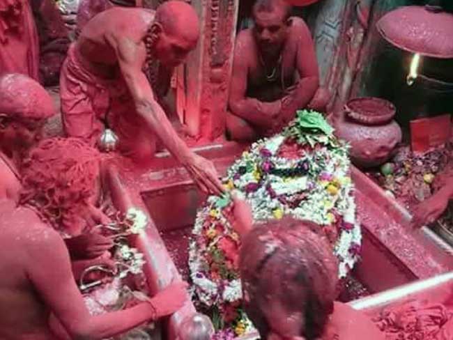 वाराणसी में रंग भरी एकादशी : बाबा विश्वनाथ के साथ लोगों ने जमकर खेली होली