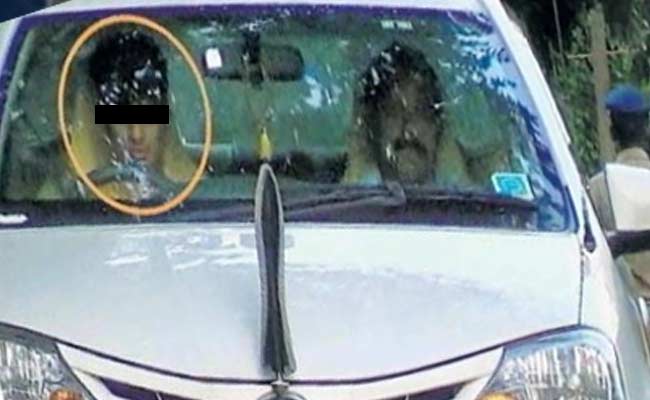 केरल : बड़े पुलिस अधिकारी का नाबालिग बेटा सरकारी वाहन चलाते हुए कैमरे पर दिखा