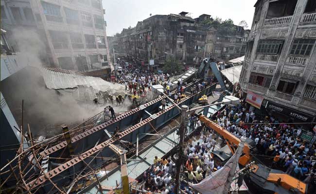 कोलकाता फ्लाईओवर हादसा : पीएम मोदी ने ममता से बात कर मदद का आश्वासन दिया