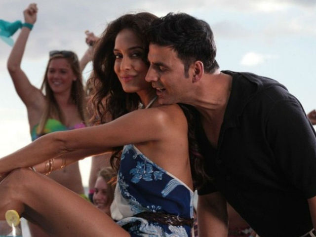 Akshay Kumar is The Master of Comedy, Says Lisa Haydon